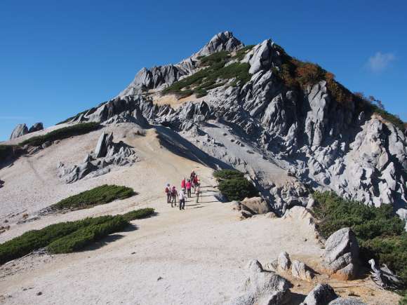 燕岳山頂の花崗岩の奇岩群