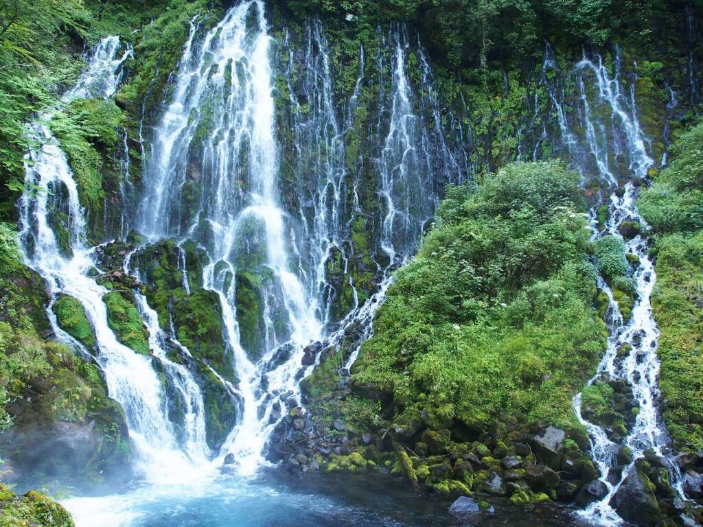 乗鞍岳山麓の五色ヶ原に落ちる布引滝