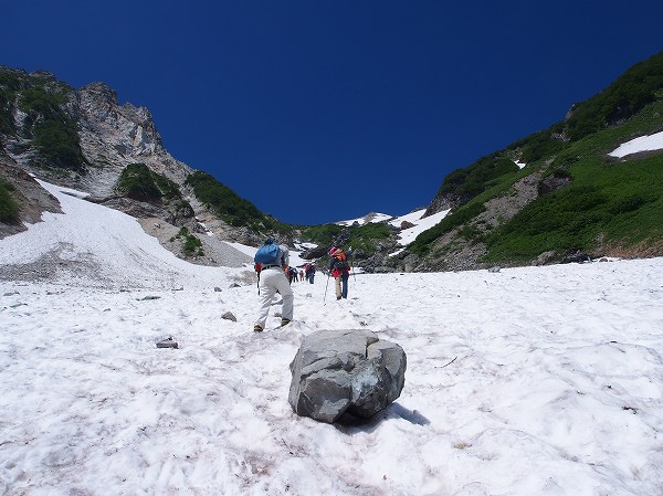 白馬大雪渓上部では杓子岳から多数の落石