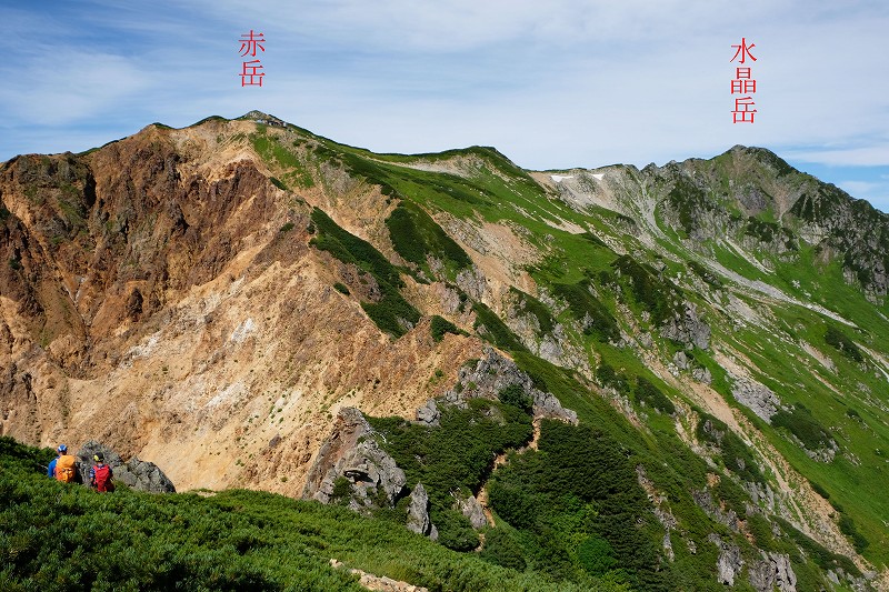 東沢乗越と赤岳間のザレ場　赤岳山頂下の水晶小屋と水晶岳