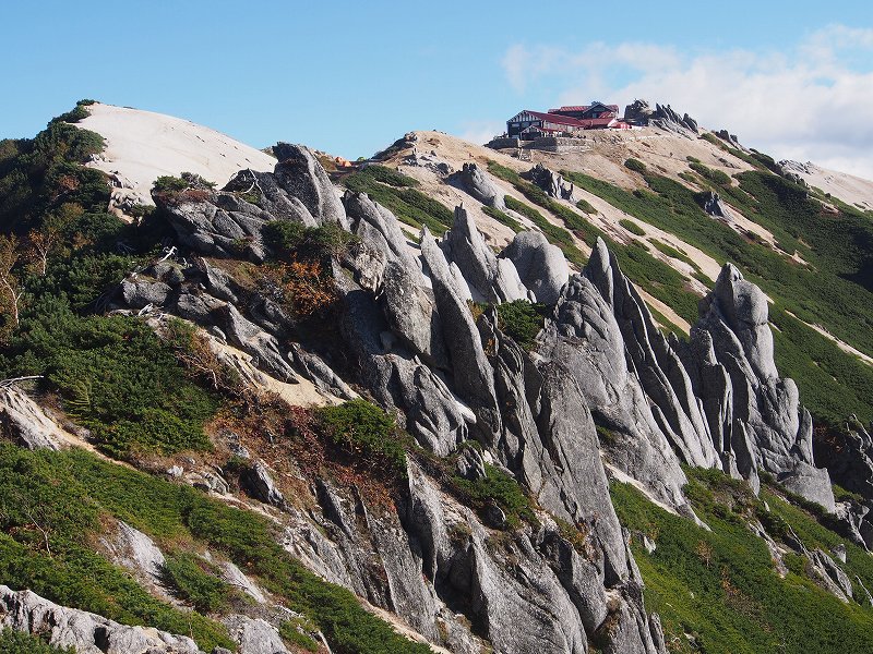 花崗岩の岩峰と燕山荘