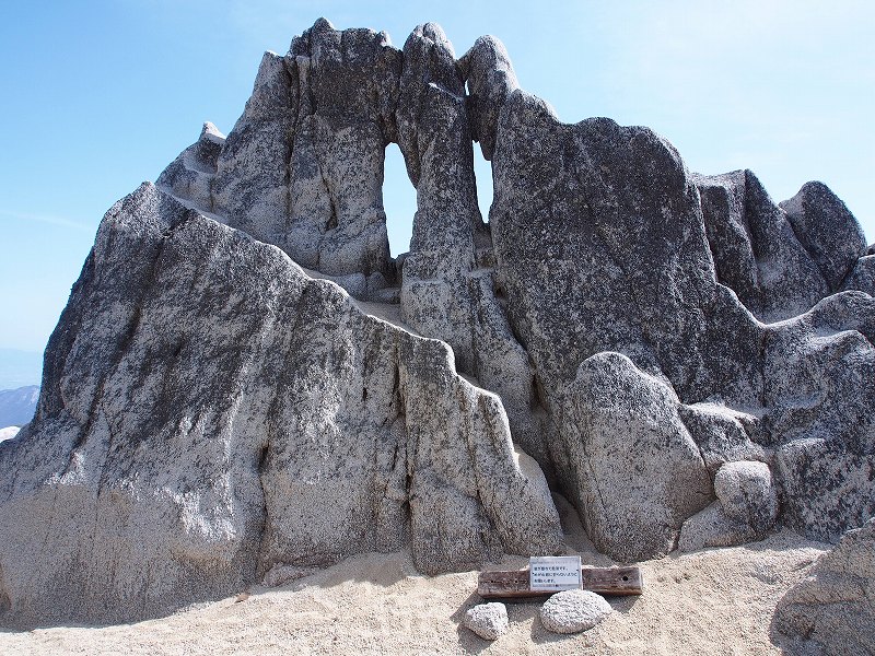燕岳山頂のメガネ岩