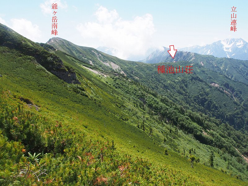 爺ヶ岳南峰に続く稜線の先の鞍部に種池山荘が、その右手奥に立山連峰が見えています。 