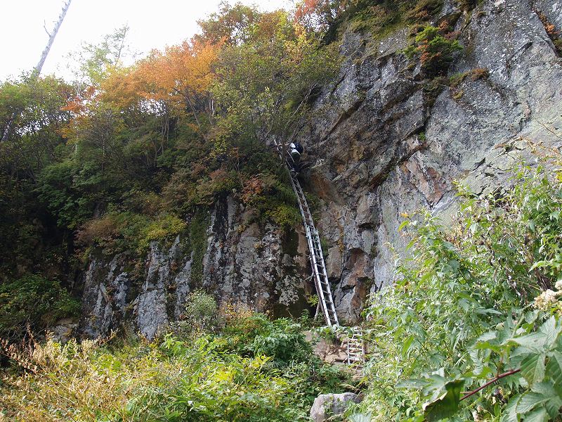 梯子の角度は80度ほどで、梯子を登り切った岩壁帯に鎖が設置されている。