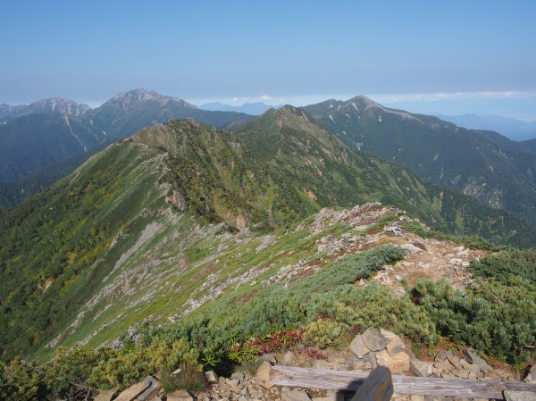 赤沢岳から連なる稜線