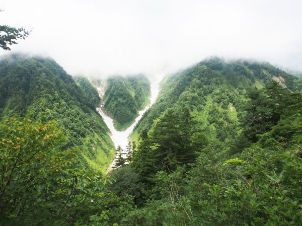 岩小屋沢岳の東側にある奥小沢の雪渓