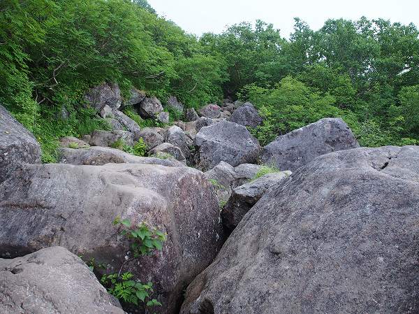 安山岩の表面はツルツルして滑りやすい