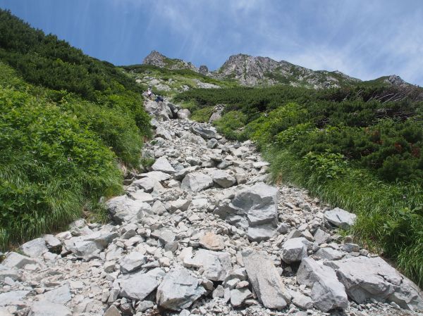 浮石の多い登山道