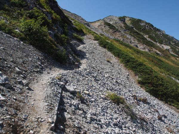 針ノ木岳までの砂礫の登山道