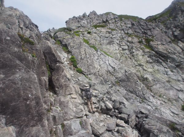狭い岩溝（ルンゼ）の登り