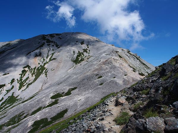 白馬鑓ヶ岳は白い岩屑の斜面