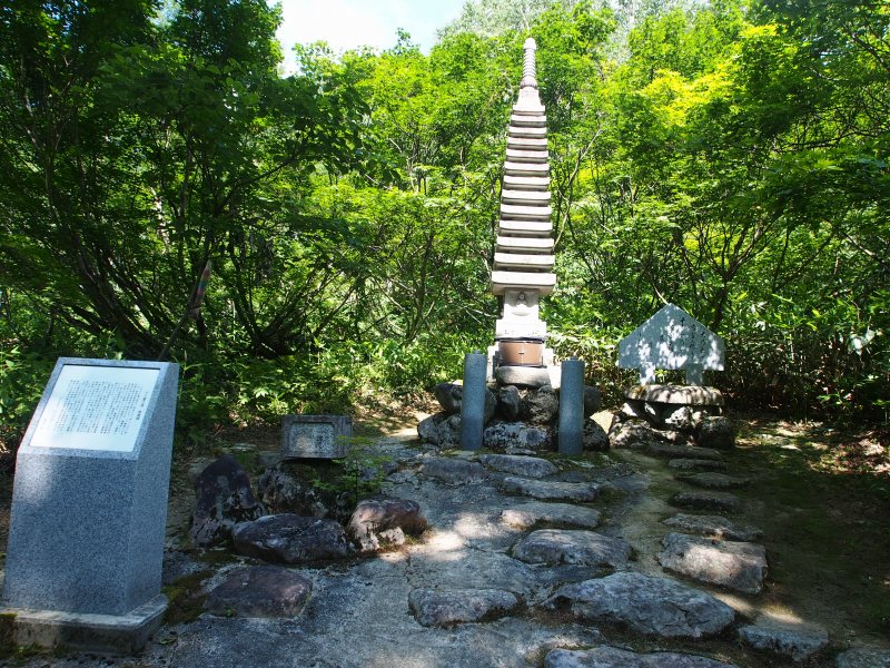 愛知大学山岳部員を供養する慰霊塔（十三重之塔）