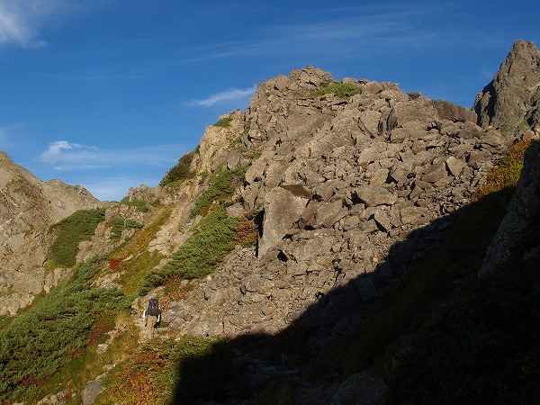正面の岩稜は左から巻く