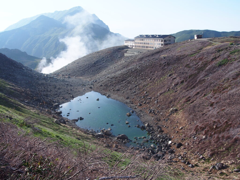 リンドウ池の先に雷鳥山荘