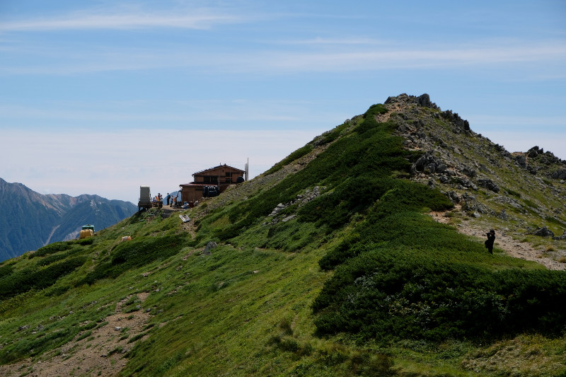 水晶小屋は赤岳の東側斜面に建っている