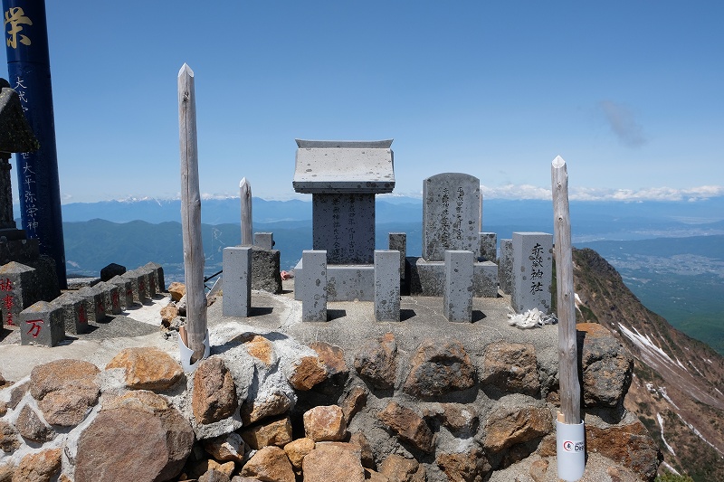 赤岳山頂の赤嶽神社の小祠