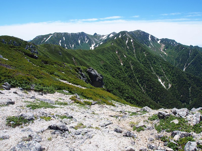 将棋頭山から右手方向には馬ノ背のの稜線が伸び、馬ノ背の頭、その右に木曽駒ヶ岳