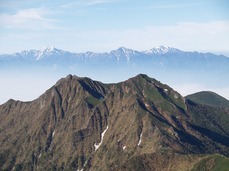 山頂から望む南八ヶ岳の峰々。　右端が権現岳、ギボシ、その奥に赤岳、横岳、阿弥陀岳と連なっています。