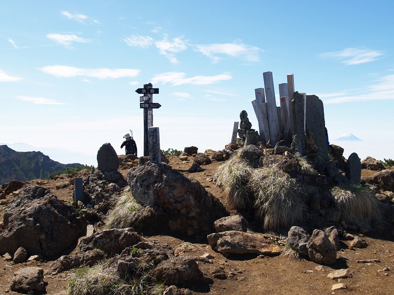 山頂に祀られた多くの文字碑
