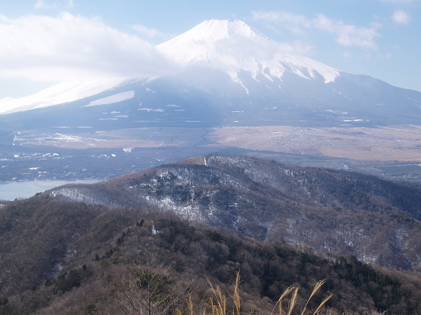 石割山から平尾山と富士山