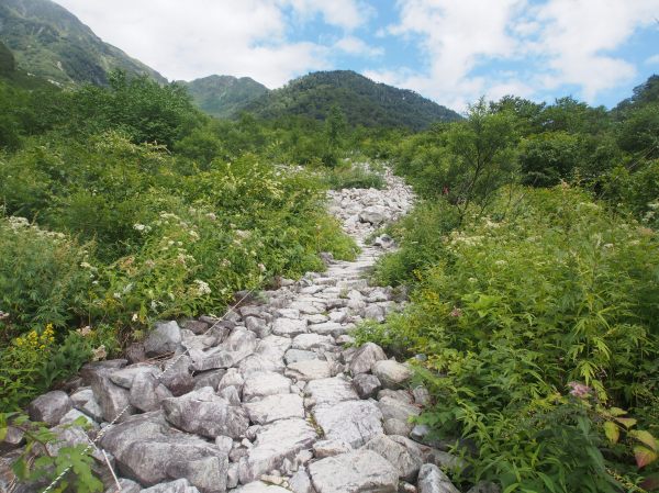 石畳の登山道