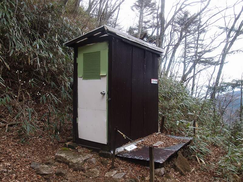 愛鷹山荘前の簡易トイレ