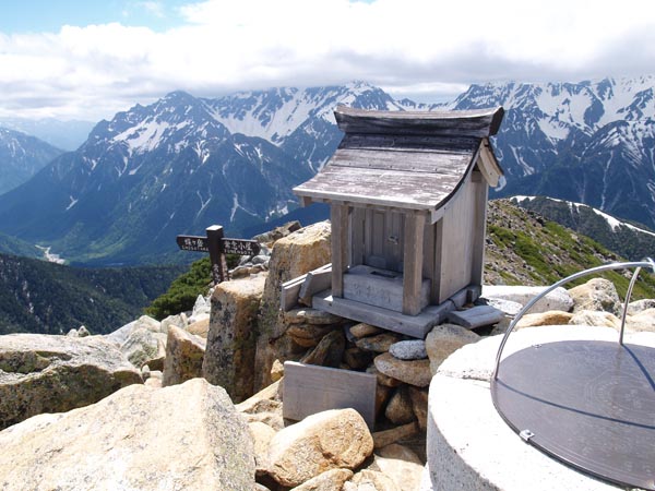 常念岳山頂の常念坊の祠と方位盤