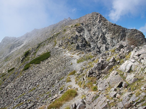南稜の頭からなだらかな登山道が奥穂高岳まで続く