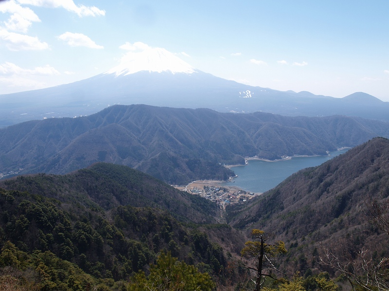 西湖の先に聳える富士山