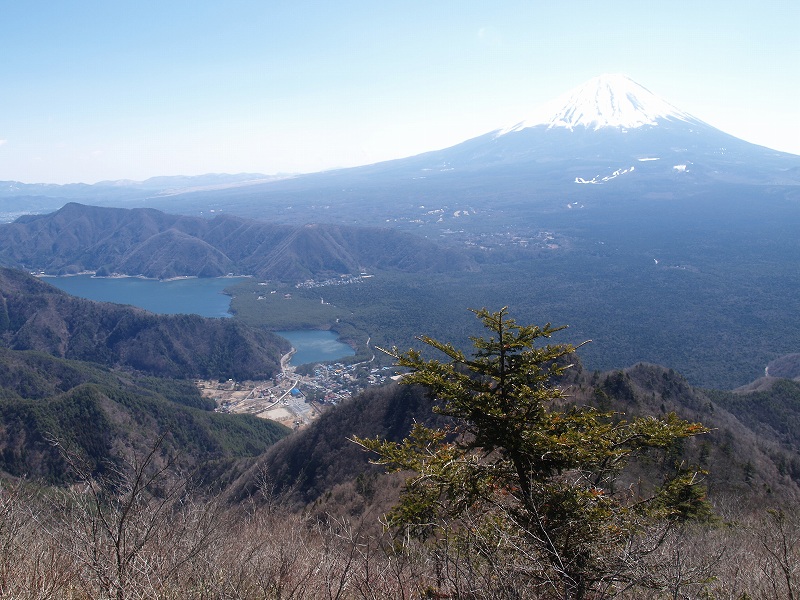 王岳山頂から望む西湖と富士山