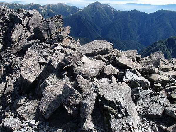 北穂高岳南峰は大小様々な岩が折り重なっている