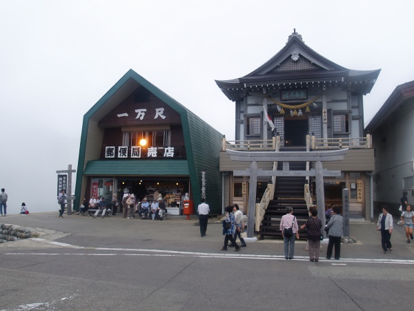 畳平に郵便局、乗鞍神社本宮、宿泊施設など