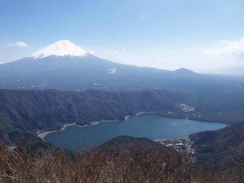 十二ヶ岳から富士山と西湖の眺望