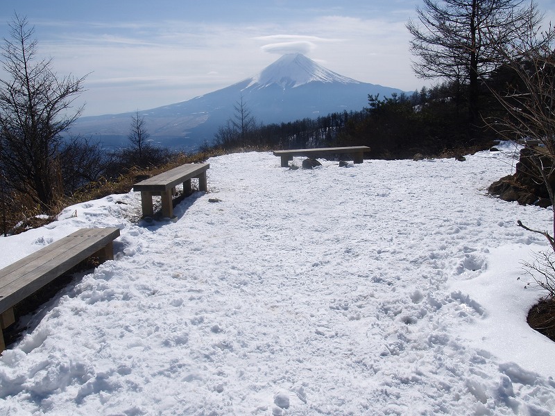 三ッ峠山展望台から望む笠富士