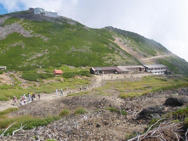 摩利支天岳の山腹を巻く