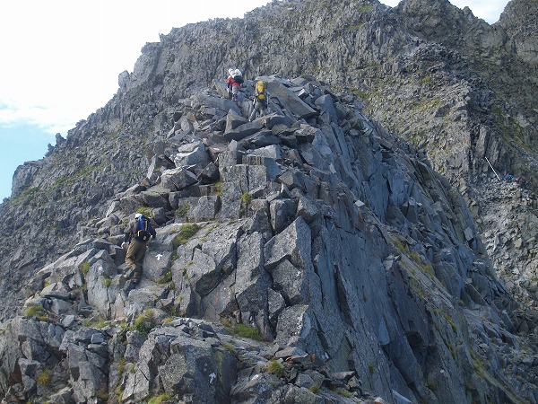 カメ岩を登る登山者達