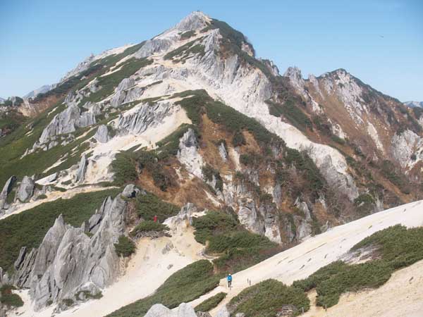 花崗岩の岩峰群がハイマツとコントラストを描く