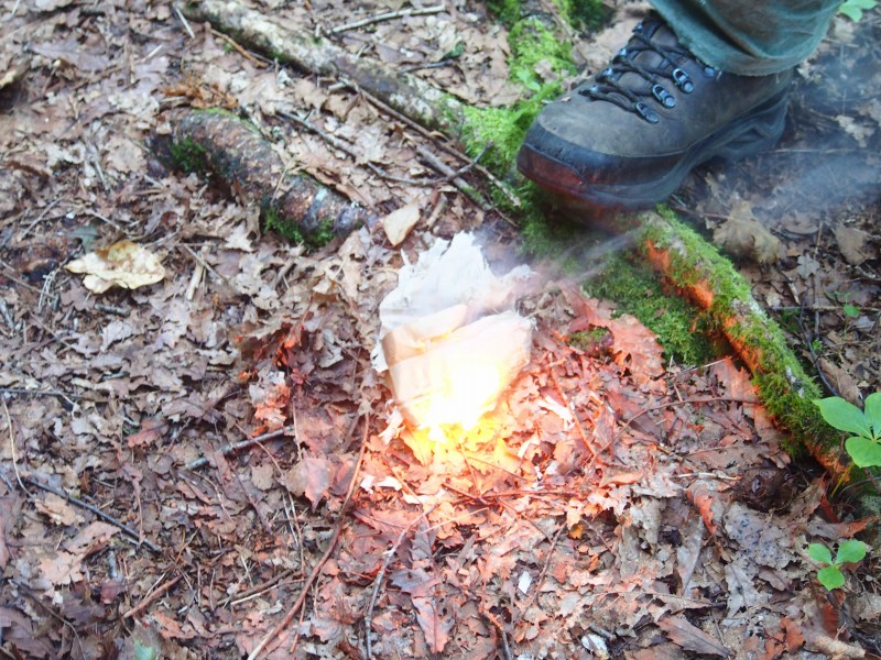 ダケカンバの皮は火を付けると簡単に着火