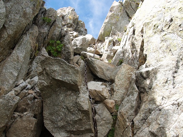 岩と岩の間の鎖場
