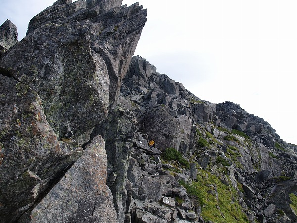 大きな岩の基部を登る