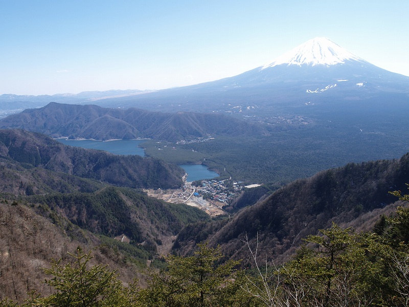 稜線からは富士山と西湖が常時見える