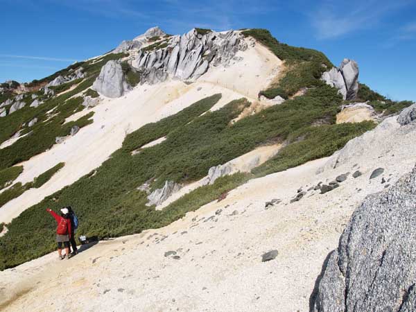 砂礫の登山道