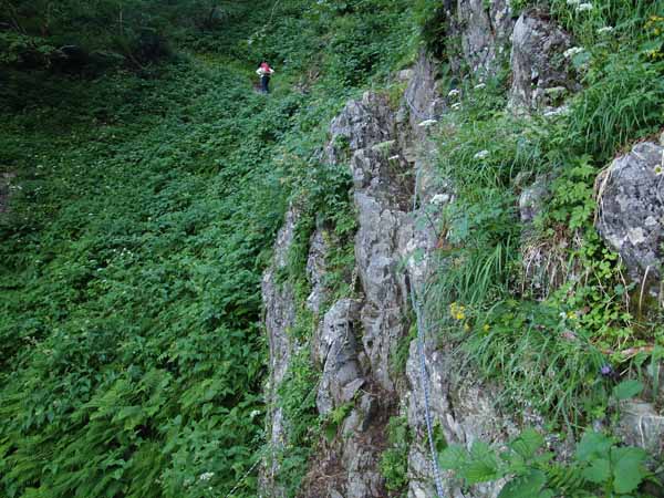 岩棚に付けられた狭い登山道