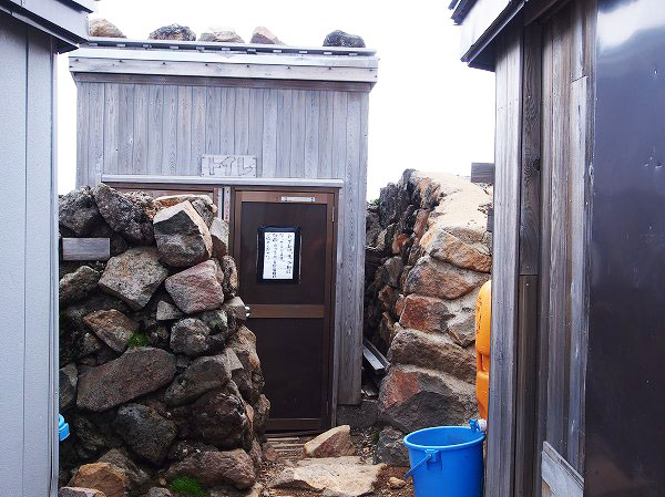 御嶽剣ヶ峰山荘の脇にある公衆トイレ