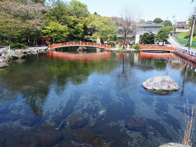 湧玉池と水屋神社
