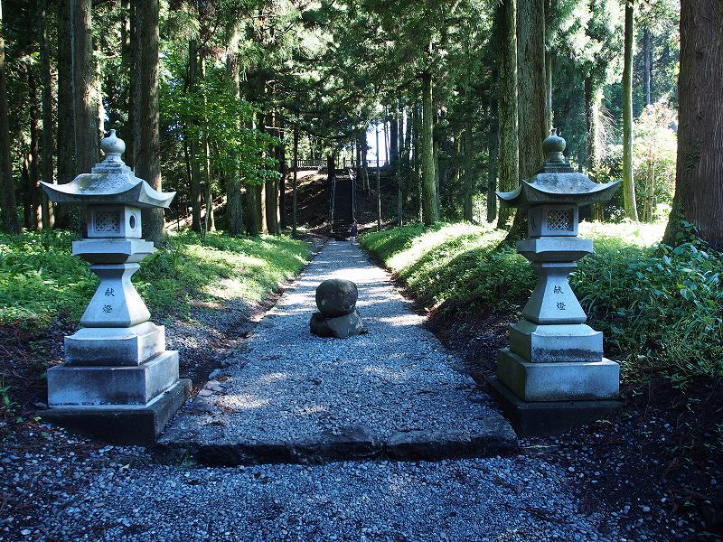 山宮浅間神社の遥拝所に登る参道中央に鉾立石
