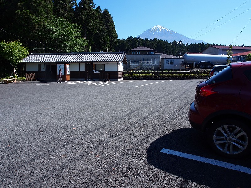 山宮浅間神社の案内所と公衆トイレ及び駐車場