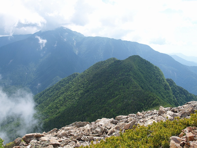 駒津峰山頂付近から見る双児山