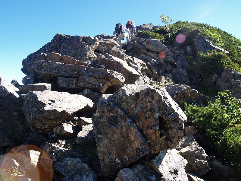 大きな岩が累々と重なり合う岩場