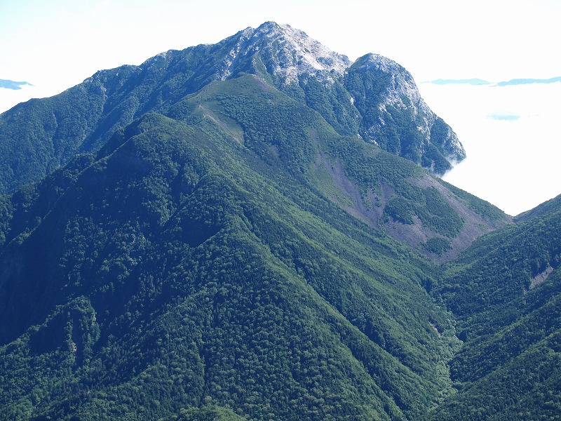 甲斐駒ヶ岳の仙水峠の岩塊斜面
